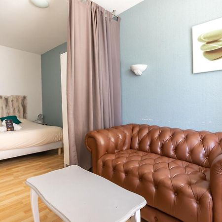Hotel Les Vieux Acacias Queyrac Buitenkant foto