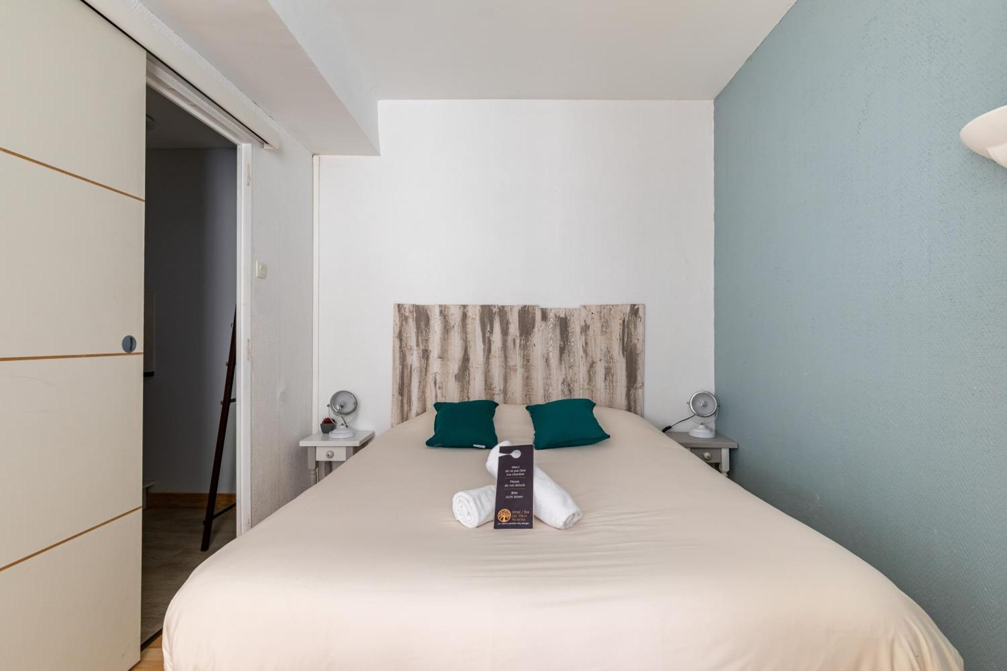 Hotel Les Vieux Acacias Queyrac Buitenkant foto